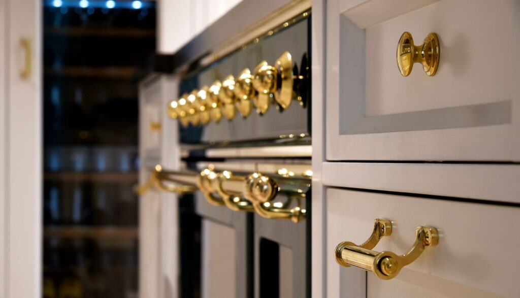 "Dettaglio di cucina di lusso con maniglie dorate su ante e cassetti, un elemento elegante e raffinato che completa il design esclusivo di un ambiente contemporaneo. Arredamenti Fagnini – Arredo su misura per spazi esclusivi, con mobili personalizzati in legno, arte artigianale e design contemporaneo a Firenze | Blog 2026/Ville di Prestigio: Progettare Interni in Legno su Misura | Blog Arredamenti Fagnini Firenze - Arredamenti Fagnini s.r.l. Via Pistoiese 247/A - 50145 Firenze (FI)"