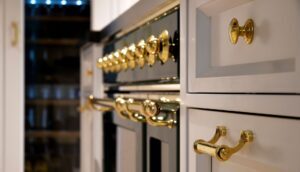 "Dettaglio di cucina di lusso con maniglie dorate su ante e cassetti, un elemento elegante e raffinato che completa il design esclusivo di un ambiente contemporaneo. Arredamenti Fagnini – Arredo su misura per spazi esclusivi, con mobili personalizzati in legno, arte artigianale e design contemporaneo a Firenze | Blog 2026/Ville di Prestigio: Progettare Interni in Legno su Misura | Blog Arredamenti Fagnini Firenze - Arredamenti Fagnini s.r.l. Via Pistoiese 247/A - 50145 Firenze (FI)"