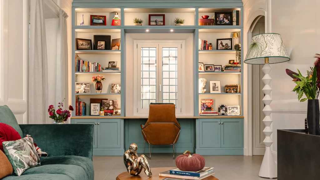 Immagine di un salotto con libreria su misura, arredamento artigianale e design moderno, con dettagli in legno e piante decorative. Arredamenti Fagnini – Arredo su misura per spazi esclusivi, con mobili personalizzati in legno, arte artigianale e design contemporaneo a Firenze | Blog 2026/1 - Il Su Misura nel Lusso Contemporaneo: Quando l’Arredo Diventa Identità | Blog Arredamenti Fagnini Firenze - Arredamenti Fagnini s.r.l. Via Pistoiese 247/A - 50145 Firenze (FI)